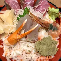 Snapdishの料理写真:蟹と地魚丼🦀|すずみさん