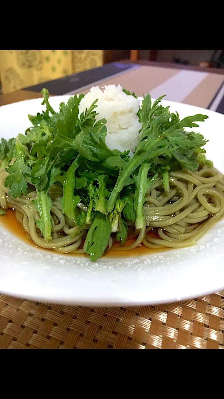 Snapdishの料理写真:ふれっしゅ春菊蕎麦🌿🌿
辛味大根添え
#冷たいお蕎麦
#春菊蕎麦|🌿ぴぴさん