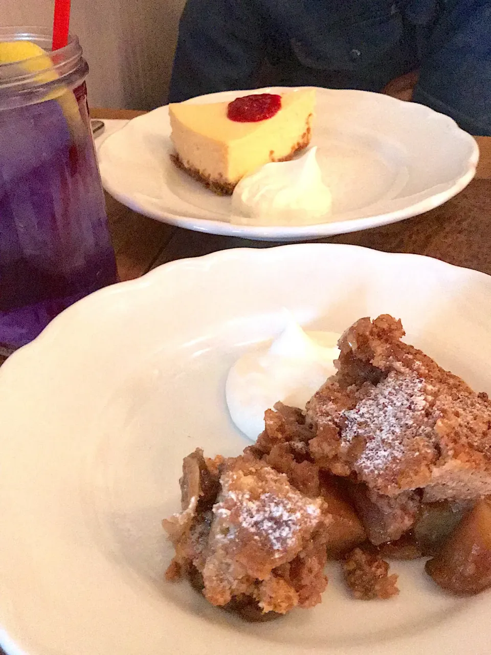 アメリカンアップルクランブルパイ🥧🍎  チーズケーキ ＆ ラズベリーソース、ホイップ添え  アイスフレーバーティー🍹マローコモン|ch＊K*∀o(^^*)♪さん