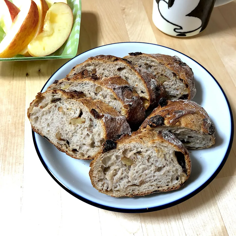 焼きたてパンで朝ごはん🥖|たにもこさん