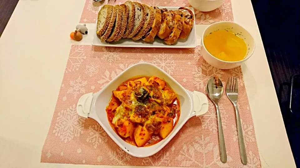 Snapdishの料理写真:今日の夕食 サバ缶とじゃがいものトマト煮チーズ焼き、大根のコンソメスープ、アンデルセンのパン|pinknari🐰🌈さん