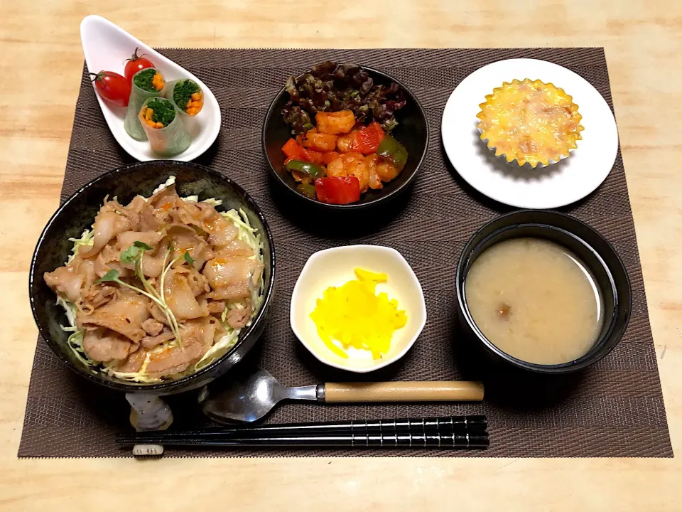 豚肉のテリマヨ丼
海老チリ
水菜と人参の生春巻き
キッシュ風卵焼き
なめこの味噌汁
たくあん|ayakaさん