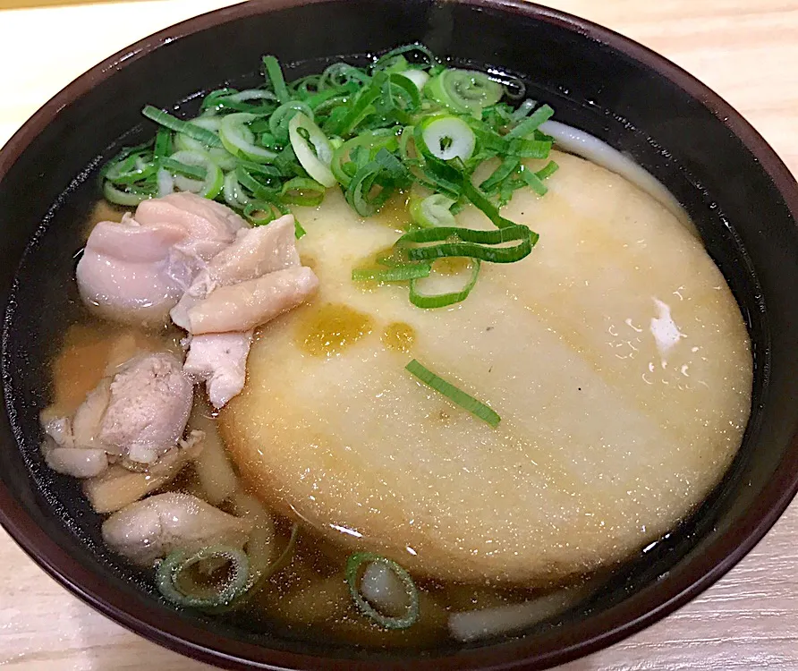 Snapdishの料理写真:福岡遠征の名残…新幹線コンコースのうどん屋さんでかしわうどん丸天オプション付き🍜今回の遠征で一番御値段立派だけど、お味は一番下でしたわ😭|にゃあ（芸名）さん