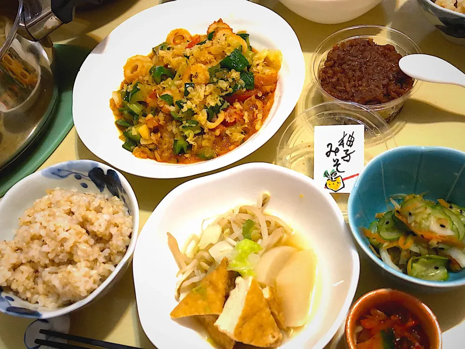 Snapdishの料理写真:12／28夕食  #晩ごはん #旦那さんの料理 •竹輪と残り野菜のコチュジャン炒め天かすトッピング  •厚揚げと野菜の煮物 •胡瓜他の甘酢和え •玄米ごはん他   ‥炒め物、思わぬ具材の組み合わせと、まさかの天かすが絶妙で、ご飯が進む！びっくり😶でももう二度と同じ味はできないって😓‥|おさんどんさん