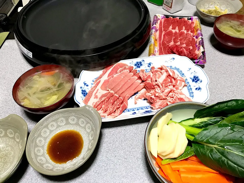 Snapdishの料理写真:にーく！にーく！ #夕飯  白米、焼肉(豚肉、牛肉)、スープ(昨日の鍋)、野菜焼き(じゃが、人参、小松菜)|ms903さん