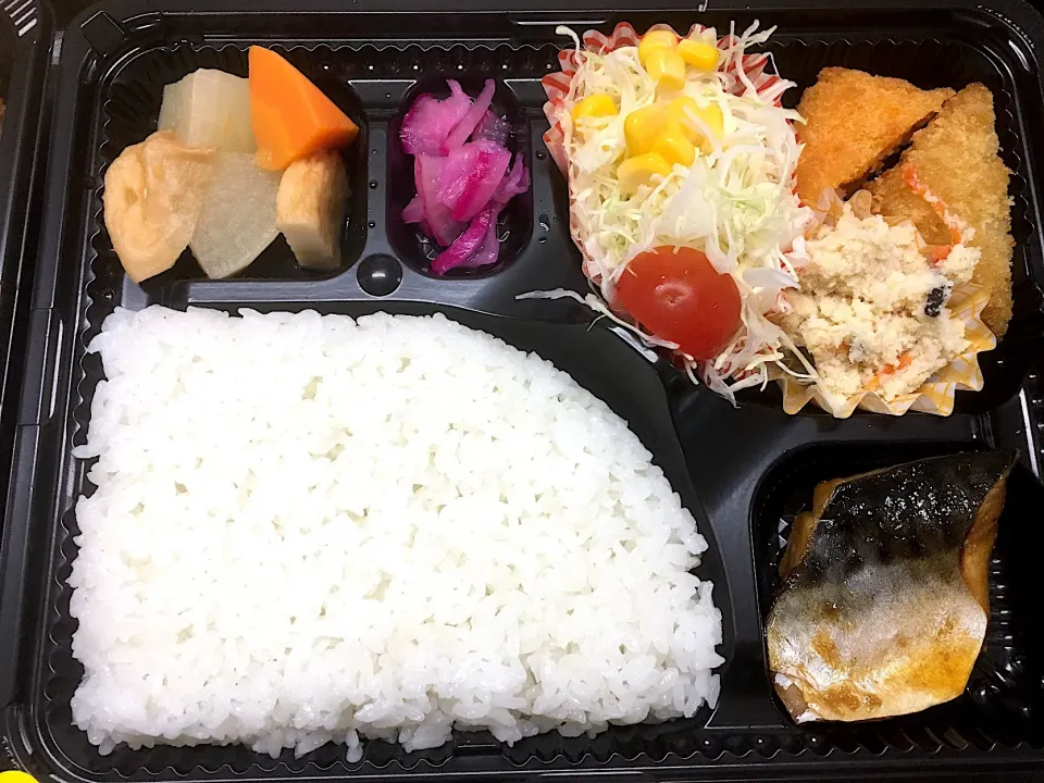 Snapdishの料理写真:お任せメニュー 日替わり宅配弁当 豊川市配達|Naokazu Kuritaさん