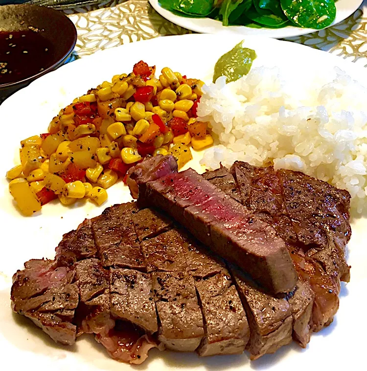 ステーキ・ライス 🥩                                   #黒牛 赤身250g & 山葵醤油                                                 with #かまどさん電気 の土鍋ご飯|酒肴菜 kun                          自 2018.5.1さん