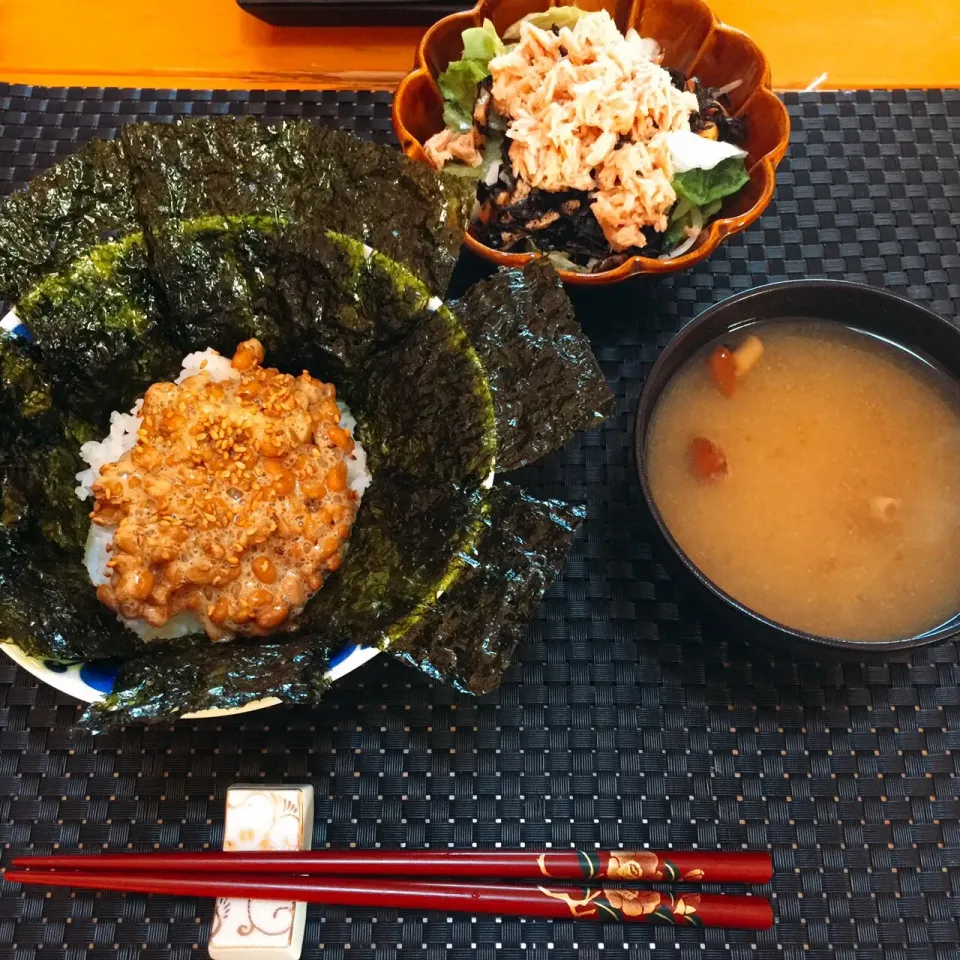 ツナサラダ、のり納豆丼、なめこの味噌汁😋|ぱさくまさん