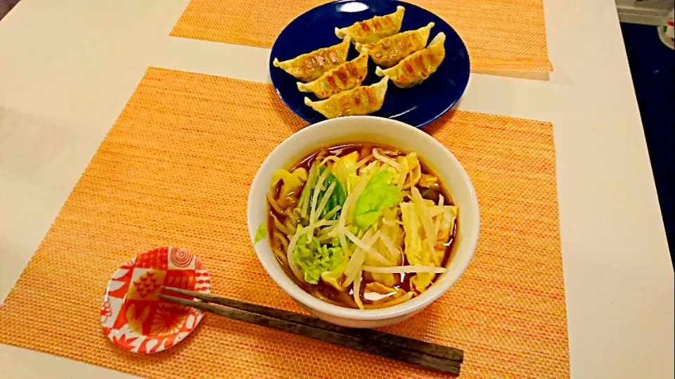 Snapdishの料理写真:今日の夕食 サッポロ一番旨辛みそラーメン、餃子|pinknari🐰🌈さん