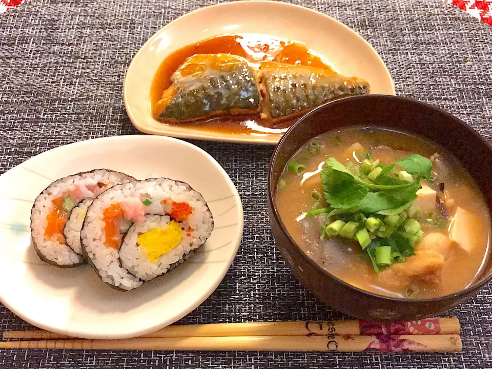 納豆汁と鯖のみぞれ煮、海鮮太巻き|とみぃさん