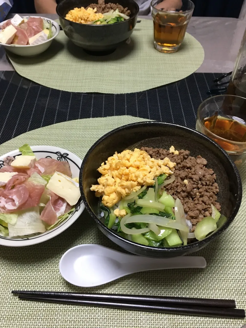 ・三色そぼろ丼
・生ハムとカマンベールのサラダ|ちぐあささん