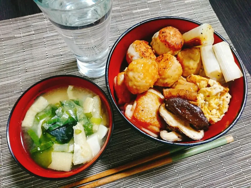 焼鳥丼、ワカメと豆腐と油揚げの味噌汁|サトリさん