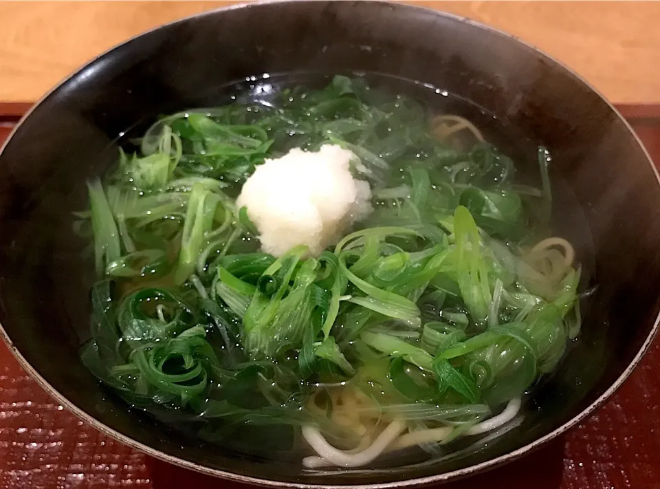 今日の昼餉はねぎ蕎麦🍜このお蕎麦屋さん…湯気の上がった温かい蕎麦を食べて欲しいという気遣いからか、暖房が超控えめでしたわ🥶そんなお気遣いなく、ガンガンに暖房入れてくだされば良いのに🤧|にゃあ（芸名）さん