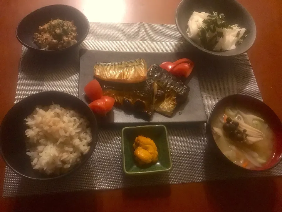 Snapdishの料理写真:Today‘s Dinner🍴雲丹のお刺身･千切り長芋･鯖の塩焼き･ｵｸﾗ納豆･もち麦ご飯･根菜たっぷりお味噌汁|🌈Ami🍻さん