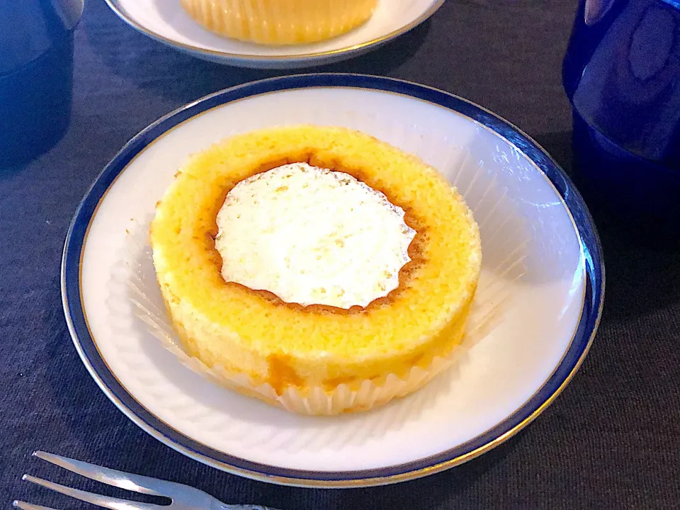 Snapdishの料理写真:12／30朝食  #朝のエネルギーチャージ  #ローソン
•ロールケーキ  •コーヒー|おさんどんさん