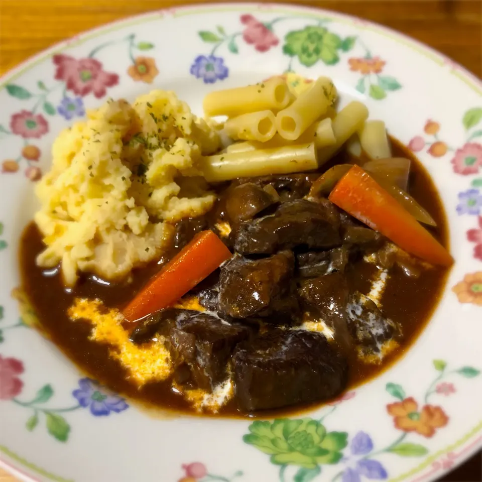 牛肉の赤ワイン煮込み マッシュポテトとマカロニを添えて|みかりんさん