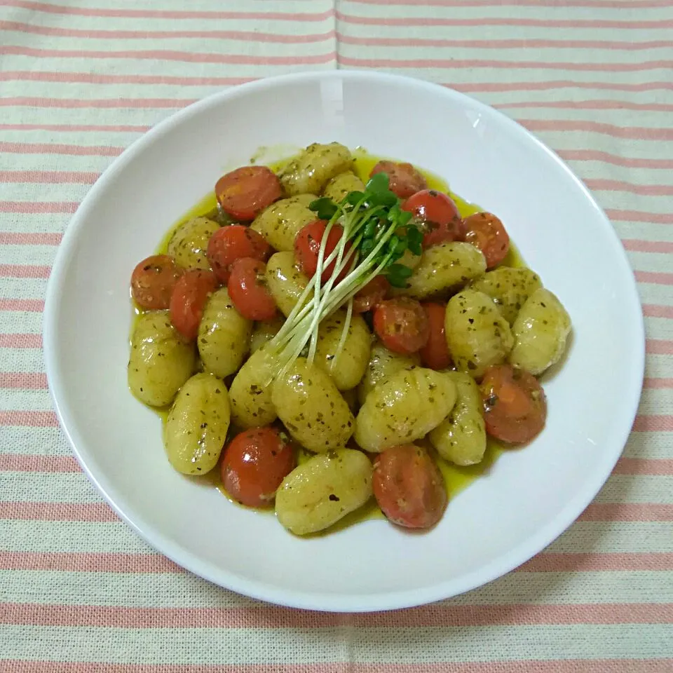 2018/12/30　今日の昼ごはん🌸トマト🍅とニョッキのジェノベーゼ|ちいたんさん