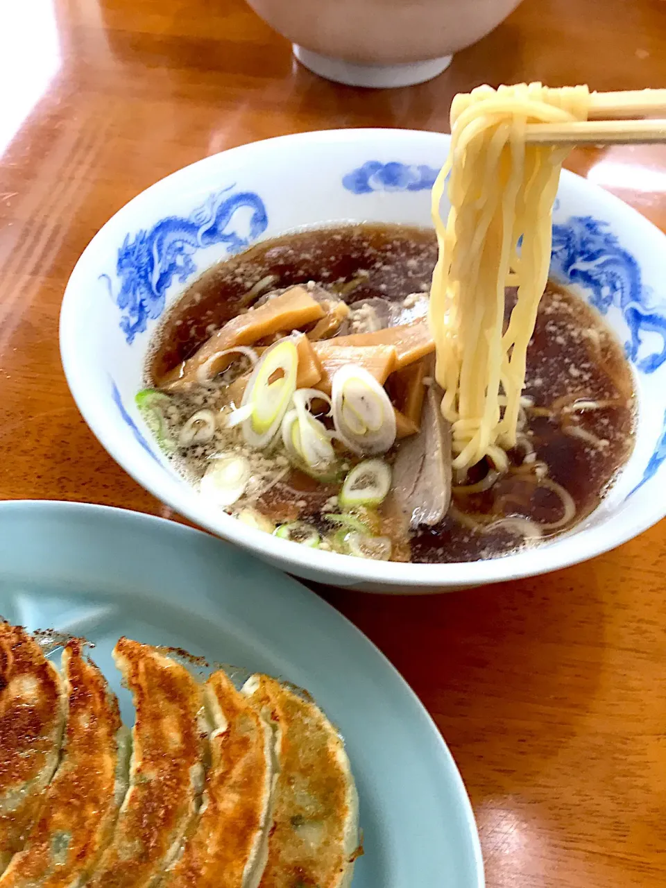 Snapdishの料理写真:黒醤油らーめん手打麺と餃子
#らーめん #醤油ラーメン #こだわり醤油#美味しい#ラーメン|901さん