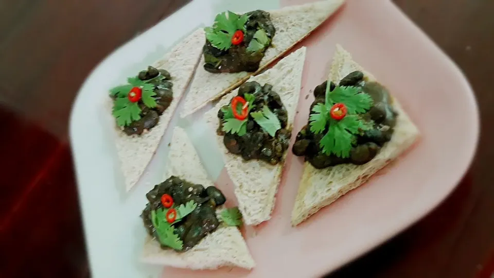 Snapdishの料理写真:Curried Black Bean Crostini #superdelicious!💓|🌼 Pooja's Kitchenette 🌼さん