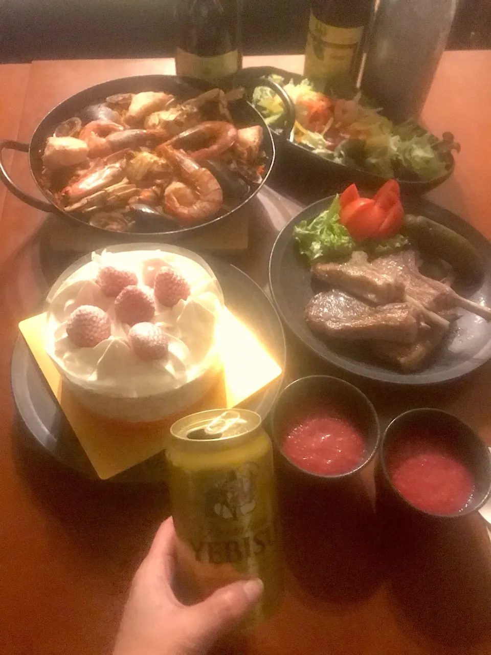 Today's Dinner🍴ﾋﾞｰﾂのｶﾞｽﾊﾟﾁｮ･海老とｱﾎﾞｶﾄﾞのｻﾗﾀﾞ･ﾗﾑﾁｮｯﾌﾟｽﾃｰｷ･ﾊﾟｴﾘｱ･食べ損ねたｸﾘｽﾏｽｹｰｷ|🌈Ami🍻さん