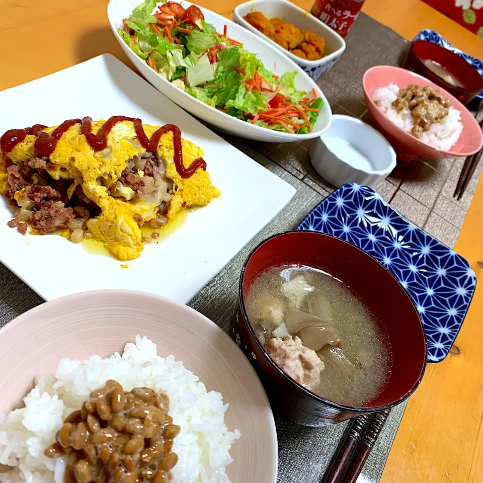 今日の夕ご飯♪#おうちごはん#残りのかぼちゃの煮物#とろみ肉団子スープ#人参レタスサラダ#納豆ごはん#コンビーフハッシュオムレツ|Sakuraさん