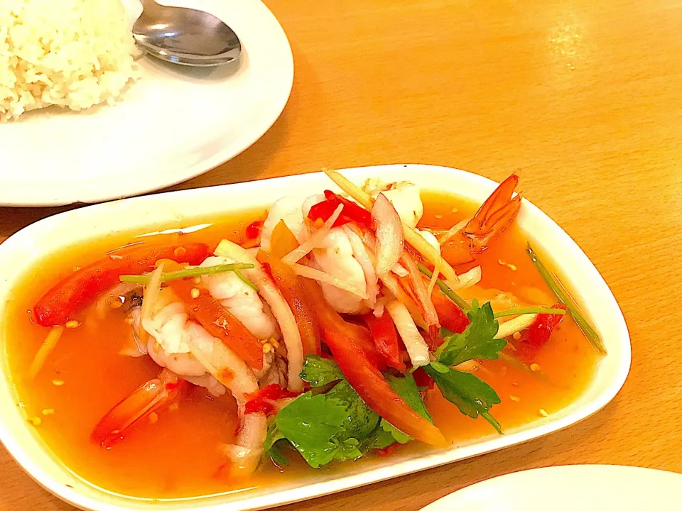 Spicy Thai style salad with seafood@บ้านข้าวหอม, Huaikwang BKK.|Chalinee Kalyanamitraさん