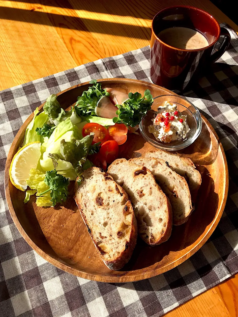 くるみとレーズンのカンパーニュ、ドライフルーツとクリームチーズ、カイワレ大根の生ハム巻き、サラダ、カフェオレ  【sayaさんの料理 スタッフドバゲット(ドライフルーツとクリームチーズ)】|sayaさん