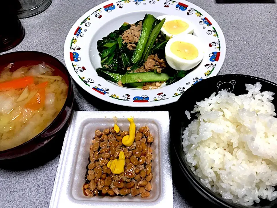 ちょっと久々に納豆食べた #夕飯  白米、ツナ小松菜塩マヨ炒めゆでたまご(1個を半分づつにしたやつ)乗せ、生姜白菜人参味噌汁、納豆|ms903さん