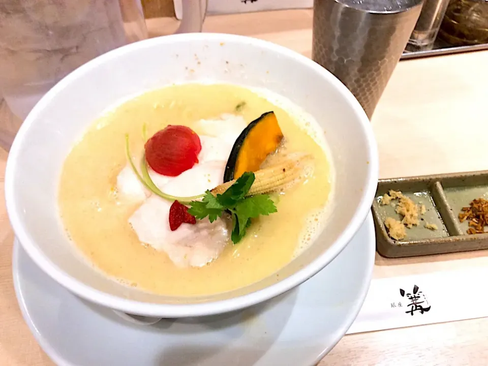 Snapdishの料理写真:これは美味い😋 そして綺麗❣️鶏白湯ラーメン🍜|アライさんさん