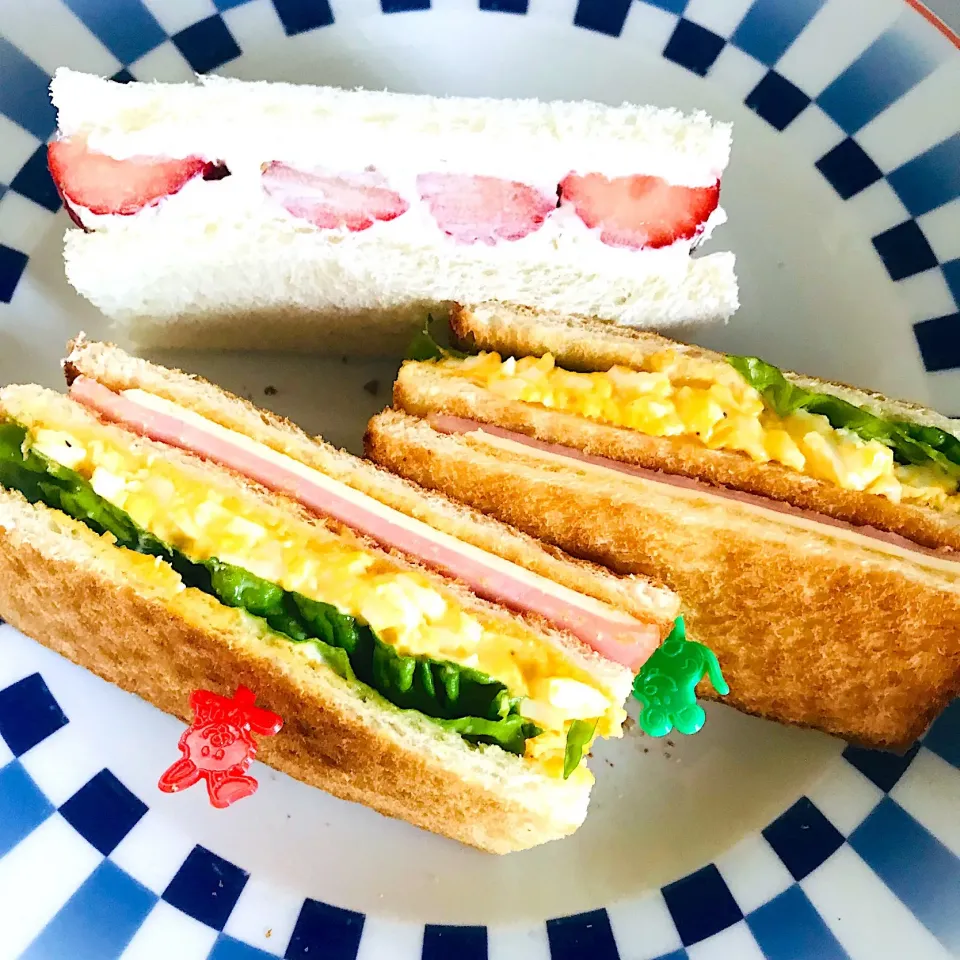 クラブハウスサンドとイチゴサンドイッチ！ #サンドイッチ  #クラブハウスサンド  #イチゴサンド  #イチゴ  #パン  #料理好きな人と繋がりたい|kayoさん