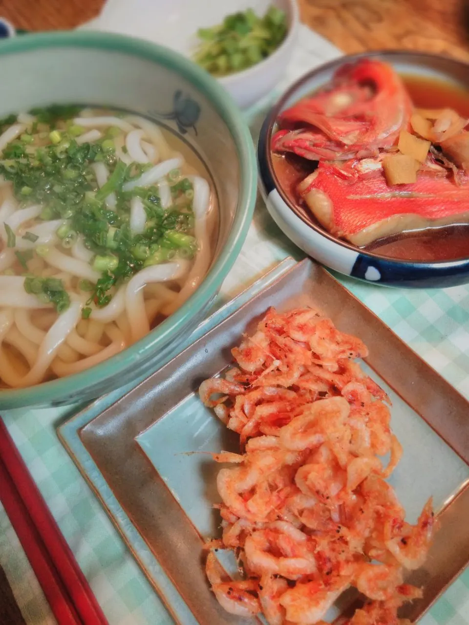 大晦日の夕飯
・すうどん
・桜えびのかき揚げ
・金目の煮付け
・大根サラダ|akiさん