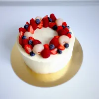 Snapdishの料理写真:Last #cake of the year! #Madagascar #vanilla  #swissmeringuebuttercream #lychee and #berries|Giさん