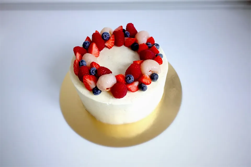 Snapdishの料理写真:Last #cake of the year! #Madagascar #vanilla  #swissmeringuebuttercream #lychee and #berries|Giさん