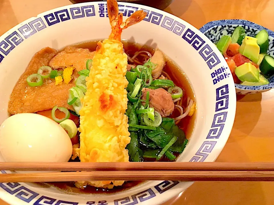 年越しそば 特大エビフライ🍤 サラダ付き🥗|にゃふてんさん