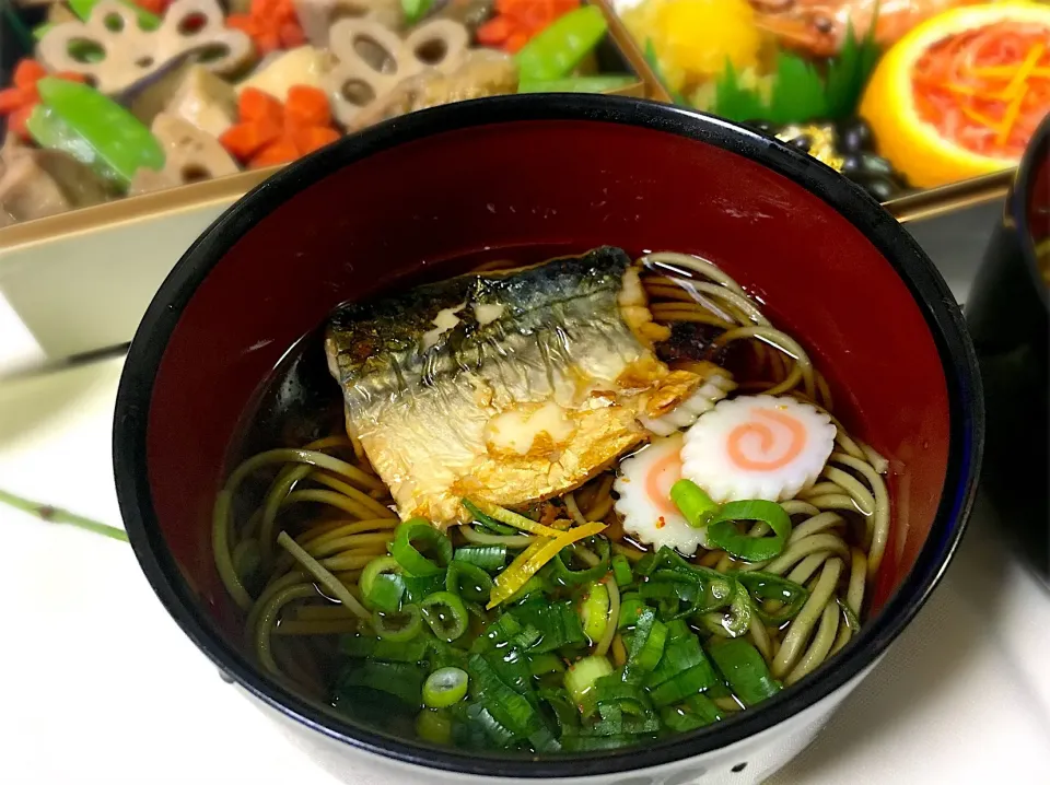 年越焼きサバ蕎麦#茶蕎麦#焼きサバ#なると#ねぎ#七味#へぎ柚子|Tsugumiさん