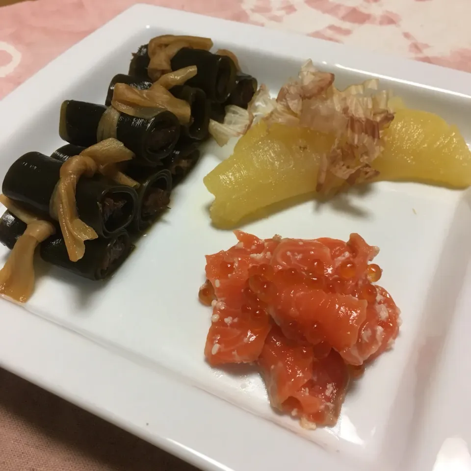 Snapdishの料理写真:#おせち その1
#昆布巻
#数の子
#鮭の石狩漬風|Yu Yu mamaさん