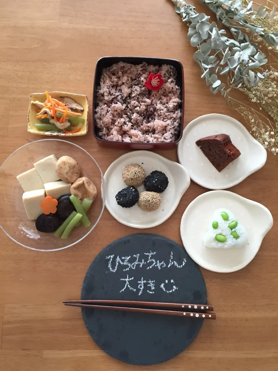 Snapdishの料理写真:高野豆腐とお赤飯。
ありがとうランチ(*´∨`*)(*Ü*)|Saku◡̈♡Mocoさん