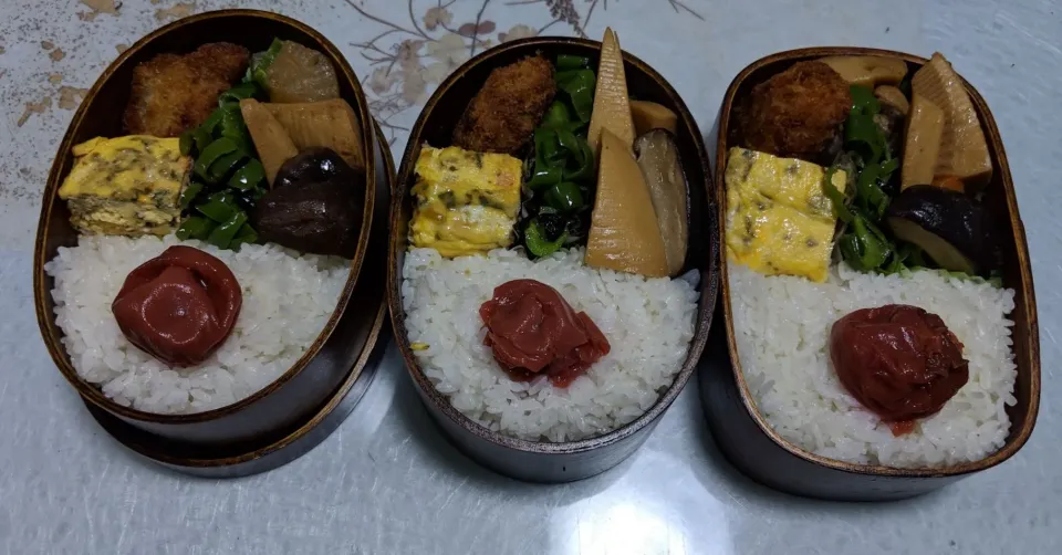 Snapdishの料理写真:明けまして
おめでとうごさいます🎍

元旦のお弁当(弁当)

煮物
鶏肉　筍　大根　椎茸　人参

ピーマンの塩昆布和え

卵焼き（大葉　干し海老入り）

肉詰めピーマンフライ|ボスママさん