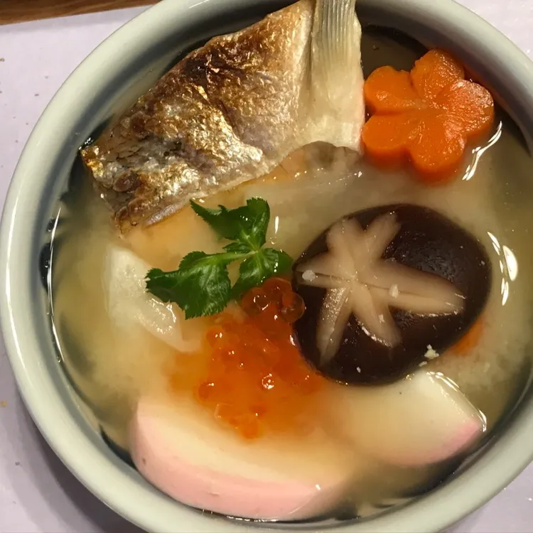 Snapdishの料理写真:味噌仕立てのお雑煮【鮭＆いくら】|ｌａｖｅｎｄｅｒｆ❜mさん