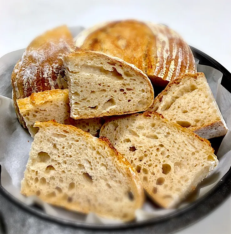 Happy new year! a happy new loaf; gently kneaded, naturally leavened.
There is nothing better to start a new year.|gonbenさん