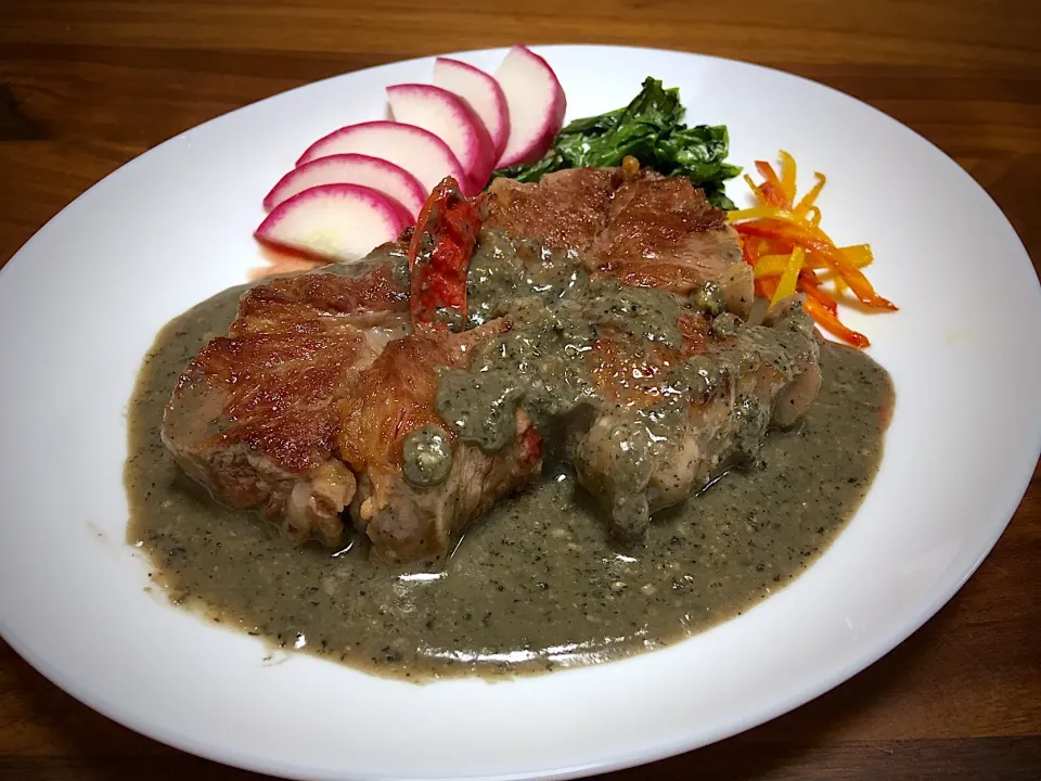 厚切り中落ちカルビステーキの黒胡麻ソースがけ🥩🌚💫|ぱぴこ家さん