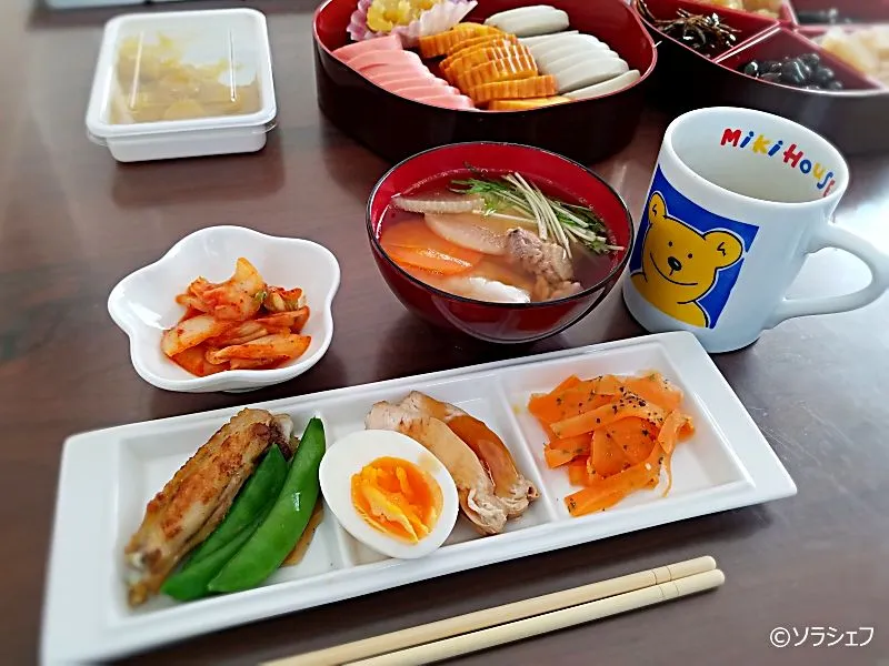 Snapdishの料理写真:今日の朝ご飯だよ(*^^*)
★鶏手羽中のカレー焼きと塩茹でスナップえんどう
★鶏チャーシューとゆで卵
★にんじんマリネ
★お雑煮|ソラシェフさん