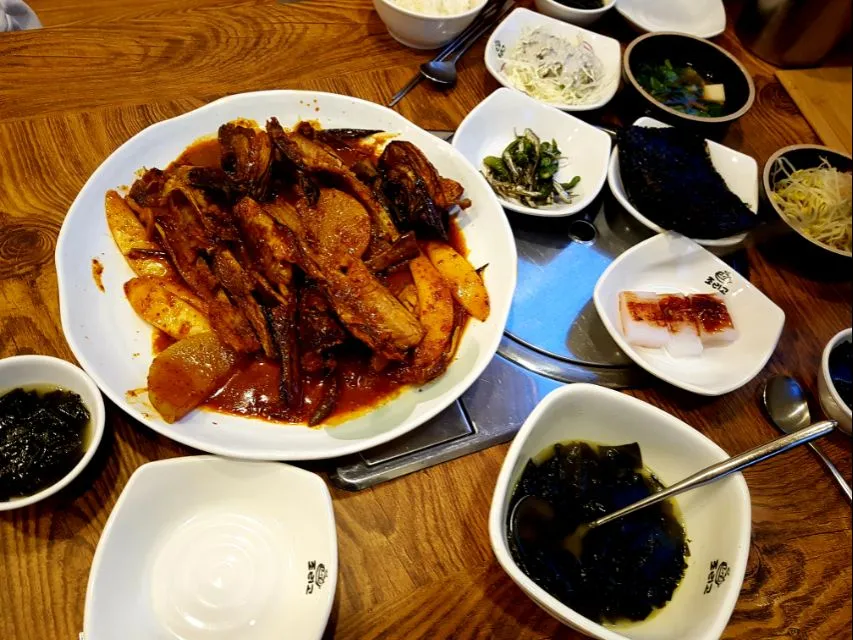 속살과 무를 서해바다에서 생산 되는 맛있는 김을 쌓아 먹으면 더욱더 맛있어요라는 문구가 써 있습니다 😋~~~|Parkさん