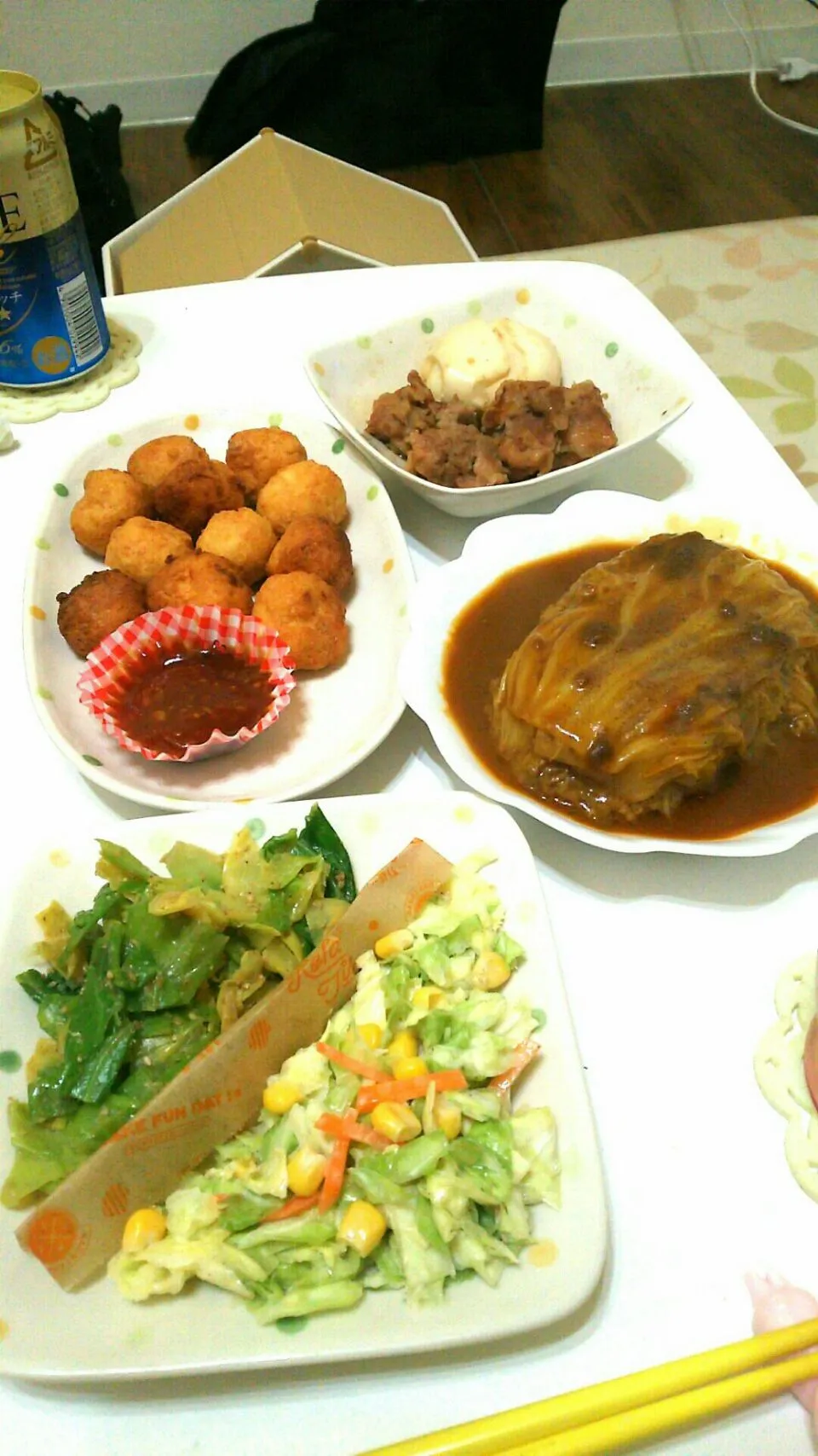 Snapdishの料理写真:🍴今年最後の晩ご飯メニュー🍴
豆腐と鶏挽肉でふわふわナゲット
白菜と挽肉のカレー蒸し
白菜のクリーム煮
すし酢でコールスロー
豚こま角煮
キャベツのごま和え
鶏ひき肉の肉じゃが|えりさん