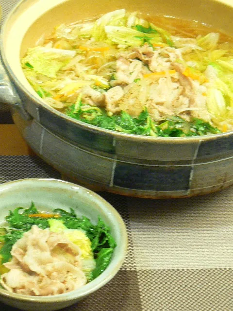 Snapdishの料理写真:yunachiさんの千切り野菜もりもり★しゃぶしゃぶ鍋 #楽天レシピ|楽天レシピさん