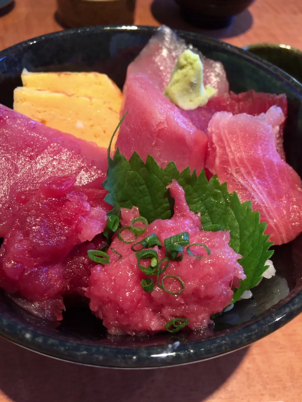 Snapdishの料理写真:三崎で鮪丼😋厚切り鮪がたっぷり
中トロ・赤身・ビンチョウマグロ・トロたたき・中落ち〜満足ランチ|ちーねーさん