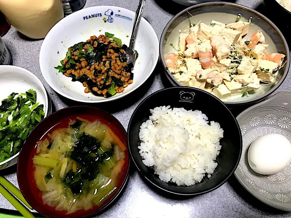 2019 #朝食  #昼飯  白米、ゆでたまご(1個まるまる)、海老豆腐醤油マヨ粉チーズ和え、小松菜白菜人参味噌汁、海苔しそ納豆、京菜漬物|ms903さん