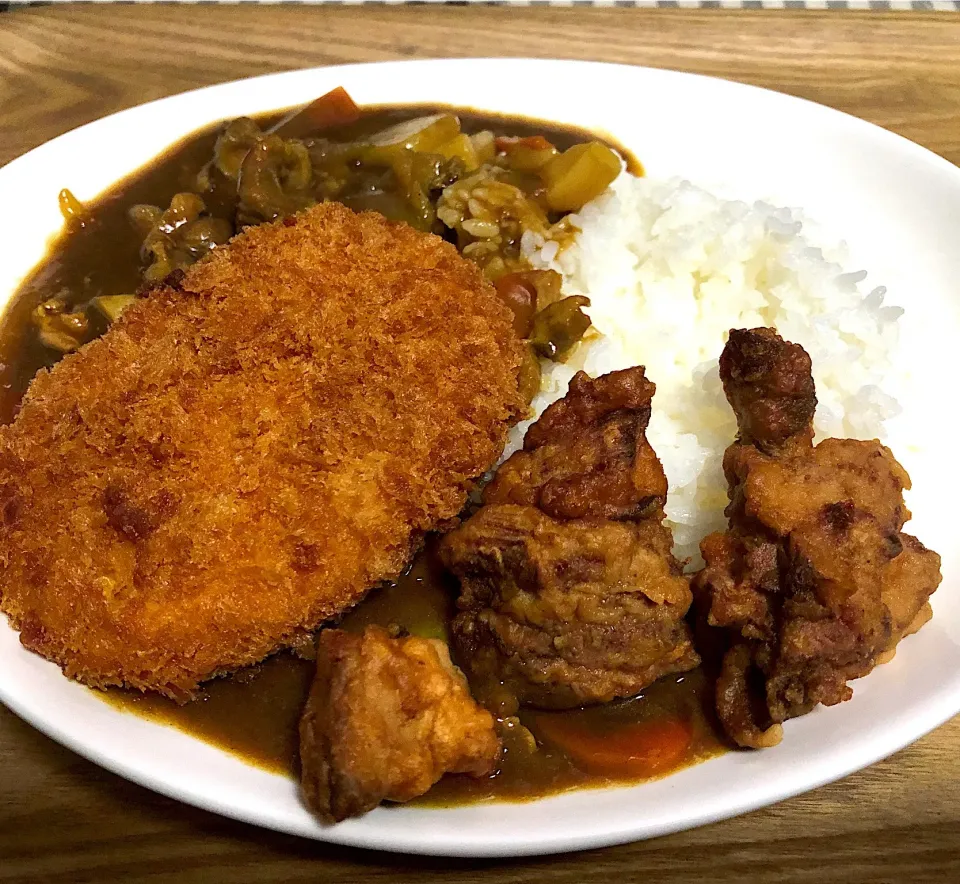 コーンコロッケと唐揚げトッピングカレー|まぁたんさん