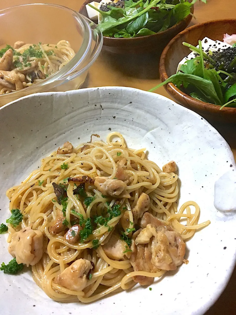 もちろんお昼も平常メニュー🐶 チキンと水菜のペペロンチーノ🌶＆お豆腐サラダ🥗|さくたえさん