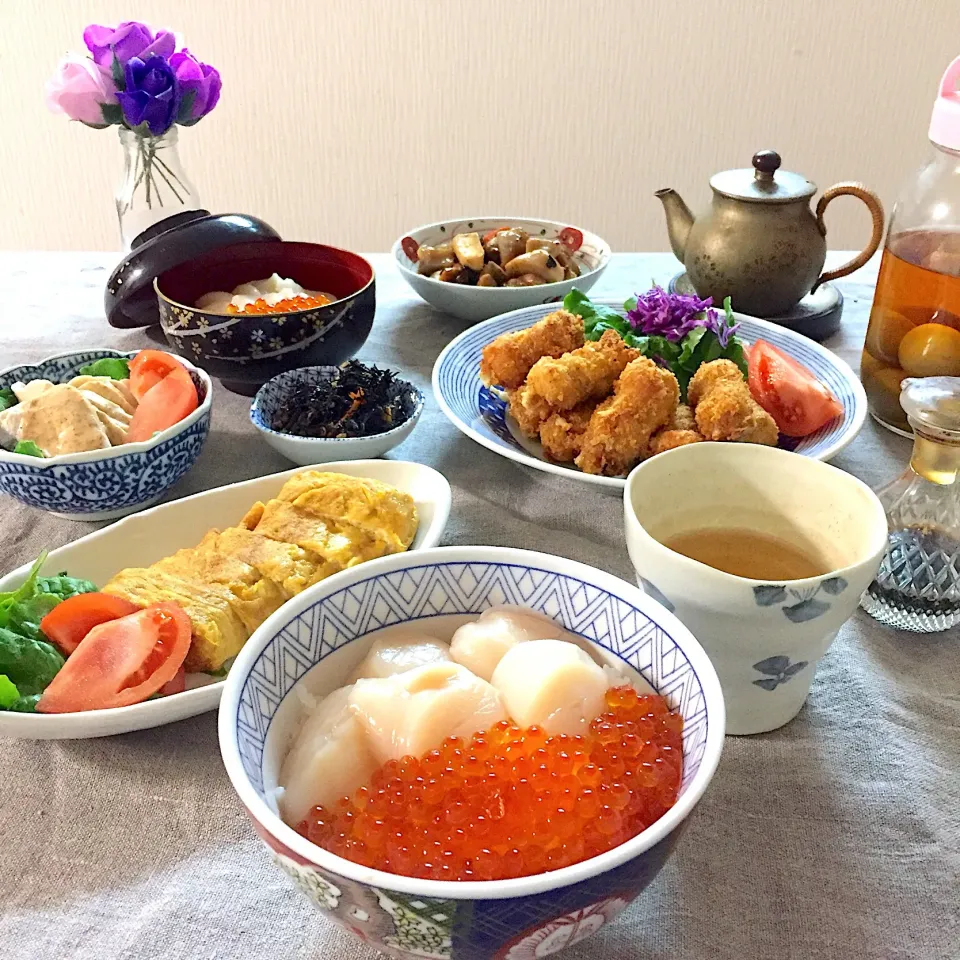 Snapdishの料理写真:帆立といくらの丼、厚焼き玉子、梅チーズ巻きカツ、筑前煮 #晩ご飯|ゆかりさん